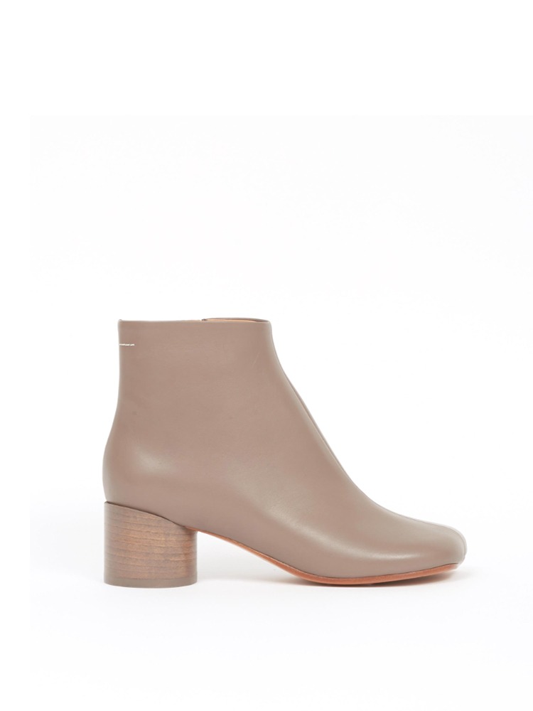 SQUARE-TOE ANKLE BOOTS MM6 스퀘어 토 앵클 부츠 - 아데쿠베